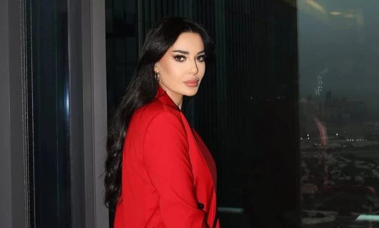 سيرين عبد النور تثير الجدل بإطلالة بلاتينية جريئة (صورة)