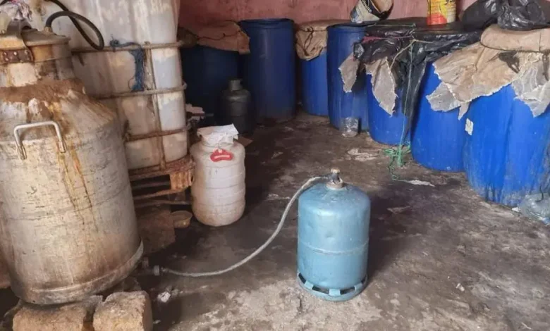 اعتقال مروج “ماء الحياة” وحجز 900 لتر داخل ضيعة فلاحية ضواحي مراكش