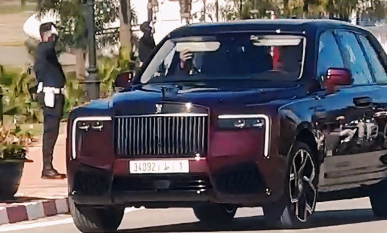 الملك محمد السادس يصل إلى تطوان وسط ترحيب شعبي كبير