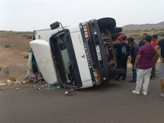 انقلاب شاحنة محمّلة بالخمور ضواحي مراكش