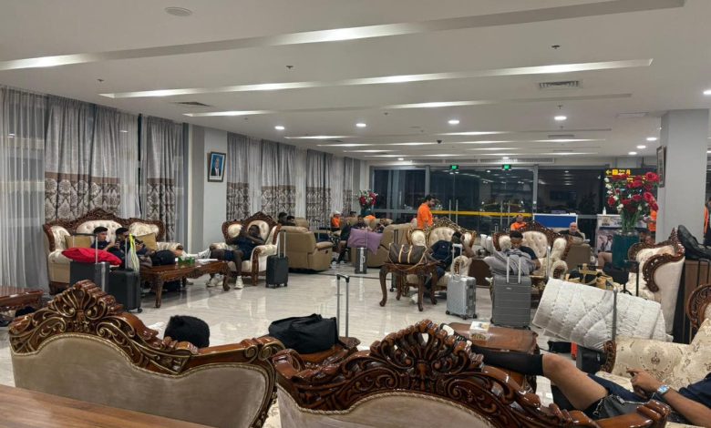 بعد ساعات من المعاناة.. بعثة نهضة بركان تغادر مطار زنجبار نحو فندق الإقامة