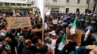 دفاتر ممزقة ورسائل غاضبة.. التلاميذ بالجزائر يحتجون على النظام العسكري