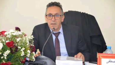 رحلة في أعماق الفكر السياسي: كيف يعيد الدكتور عكاشة بن المصطفى صياغة تاريخ الفلسفة السياسية