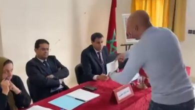 مستشار بجماعة أولاد الطيب يفجرها: “الرئيس عطاني 4 مليون رشوة باش نصوّت عليه وكليتها ليه”