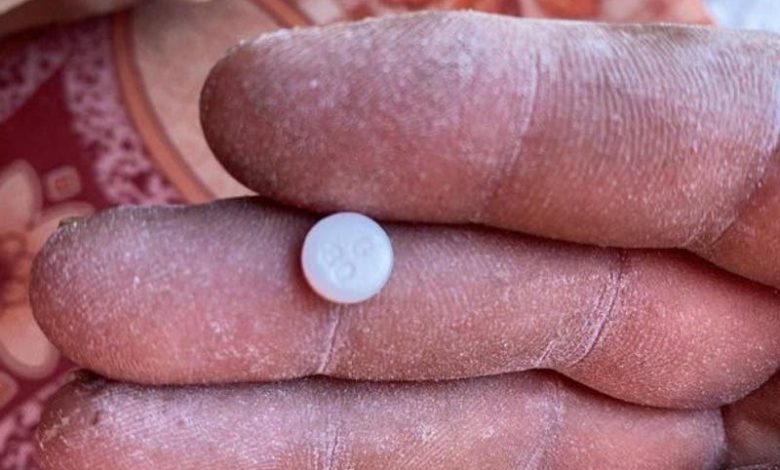 العثور على أدوية مخدرة داخل أكياس طحين المساعدات الإنسانية في غزة
