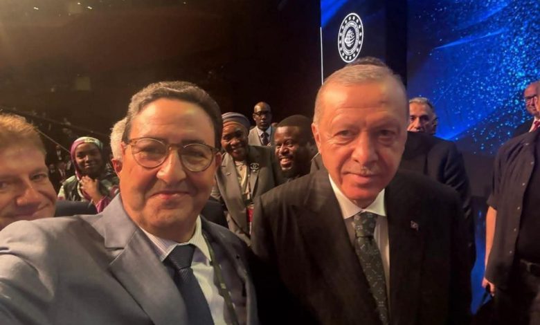 انتقادات تطال الوزير قيوح بسبب “سيلفي” مع أردوغان خلال منتدى دولي للنقل