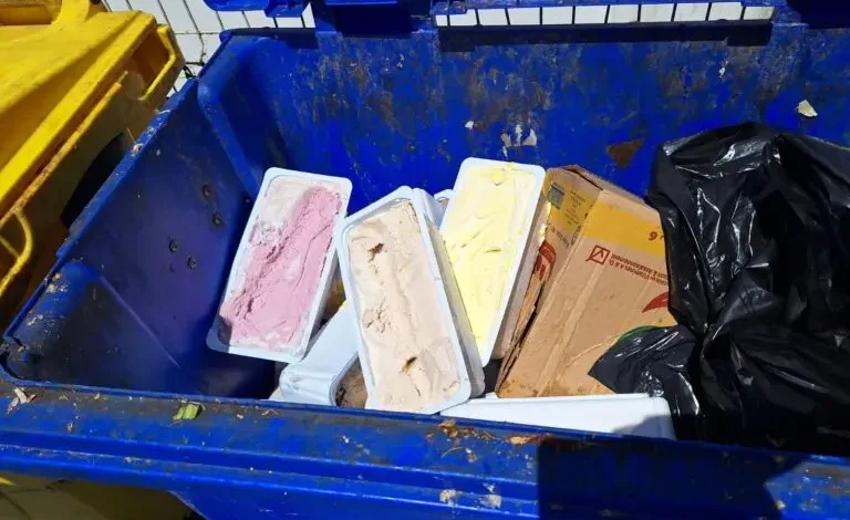 حملة واسعة بميناء الصيد بطنجة تُسفر عن حجز مواد غذائية فاسدة (صور)