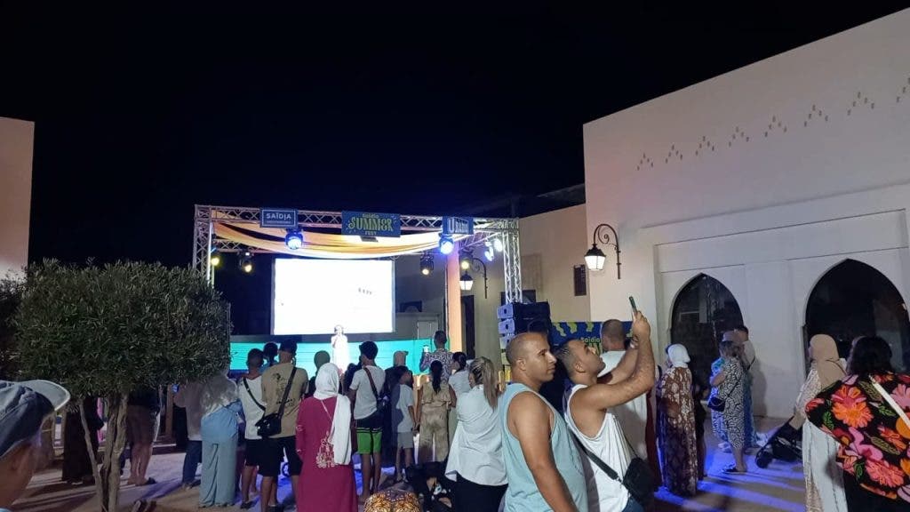 رغم شائعات الغلاء.. إقبال كبير للزوار على مدينة السعيدية