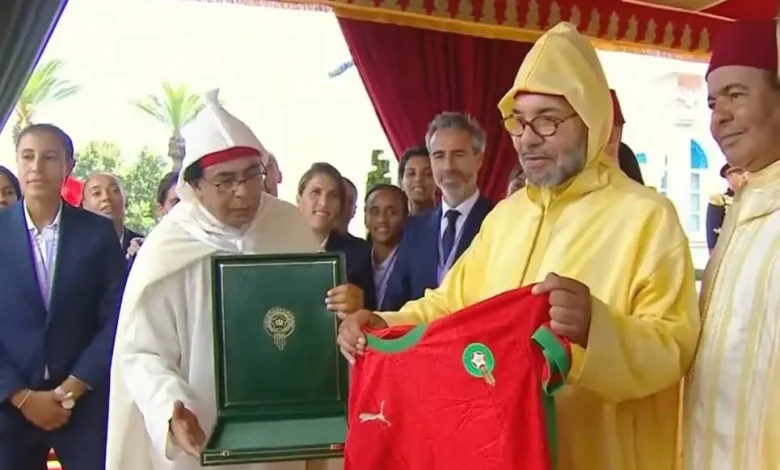 لبؤات الأطلس يقدّمن هدايا رمزية للملك محمد السادس في عيد العرش