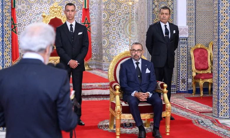 الملك يستقبل والي بنك المغرب والأخير يسلمه التقرير السنوي