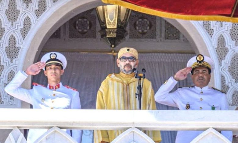 الملك يطلق على فوج الضباط المتخرجين إسم “السلطان أحمد المنصور الذهبي”
