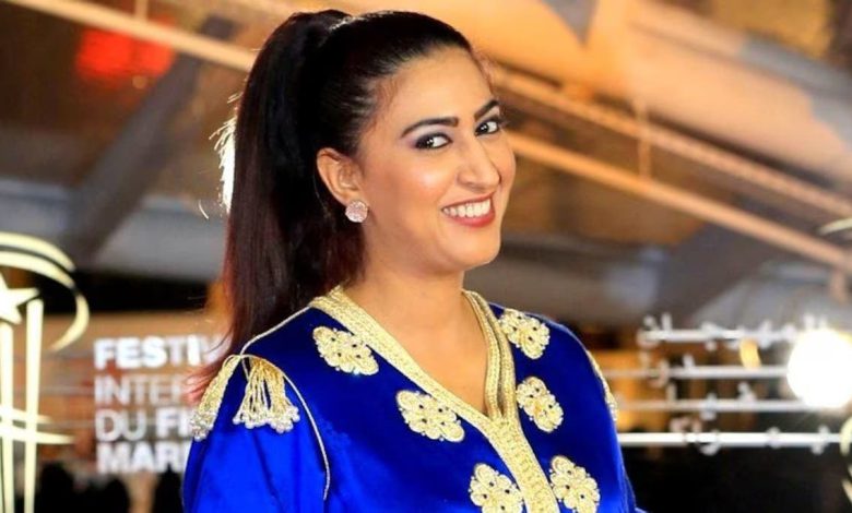دنيا بوطازوت تفتتح جولتها الكوميدية من باريس بـ“غا ضاحكين” – صورة