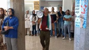 وجدة.. وقفة تضامنية للجامعة الوطنية للصحة دفاعًا عن كاتبها الجهوي